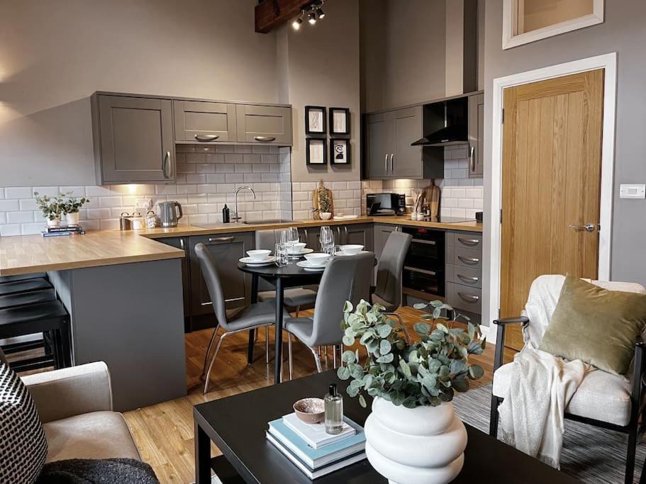 Cosy 2 Bedroom Apartment Todmorden Luaran gambar