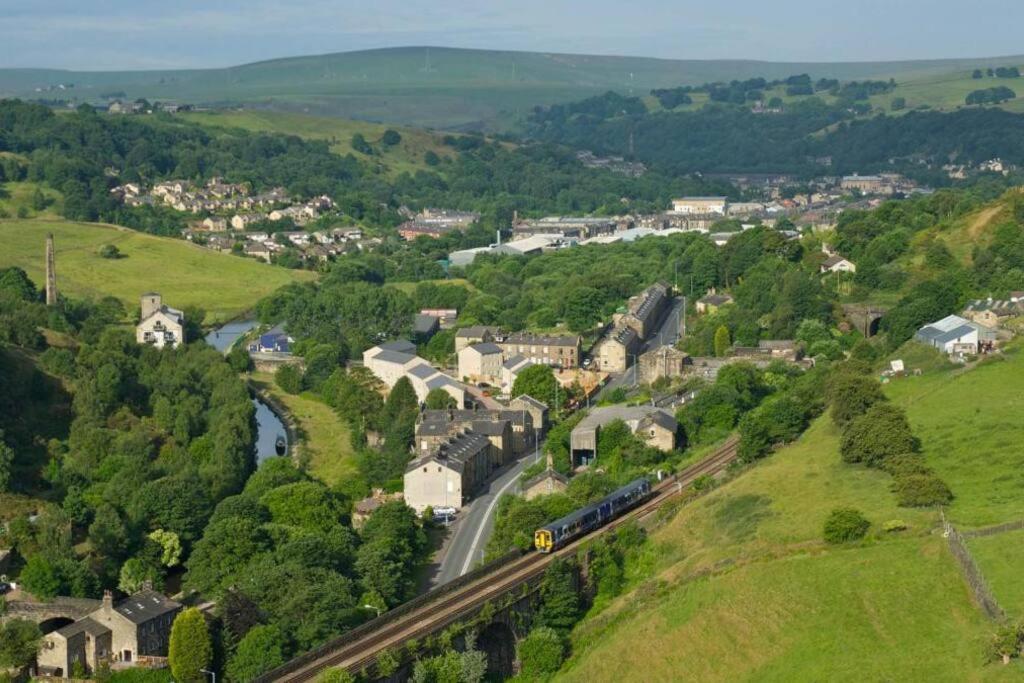Cosy 2 Bedroom Apartment Todmorden Luaran gambar